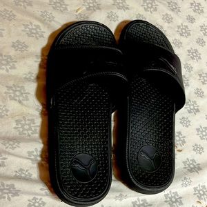 im selling because i dont want them and i have never used them.